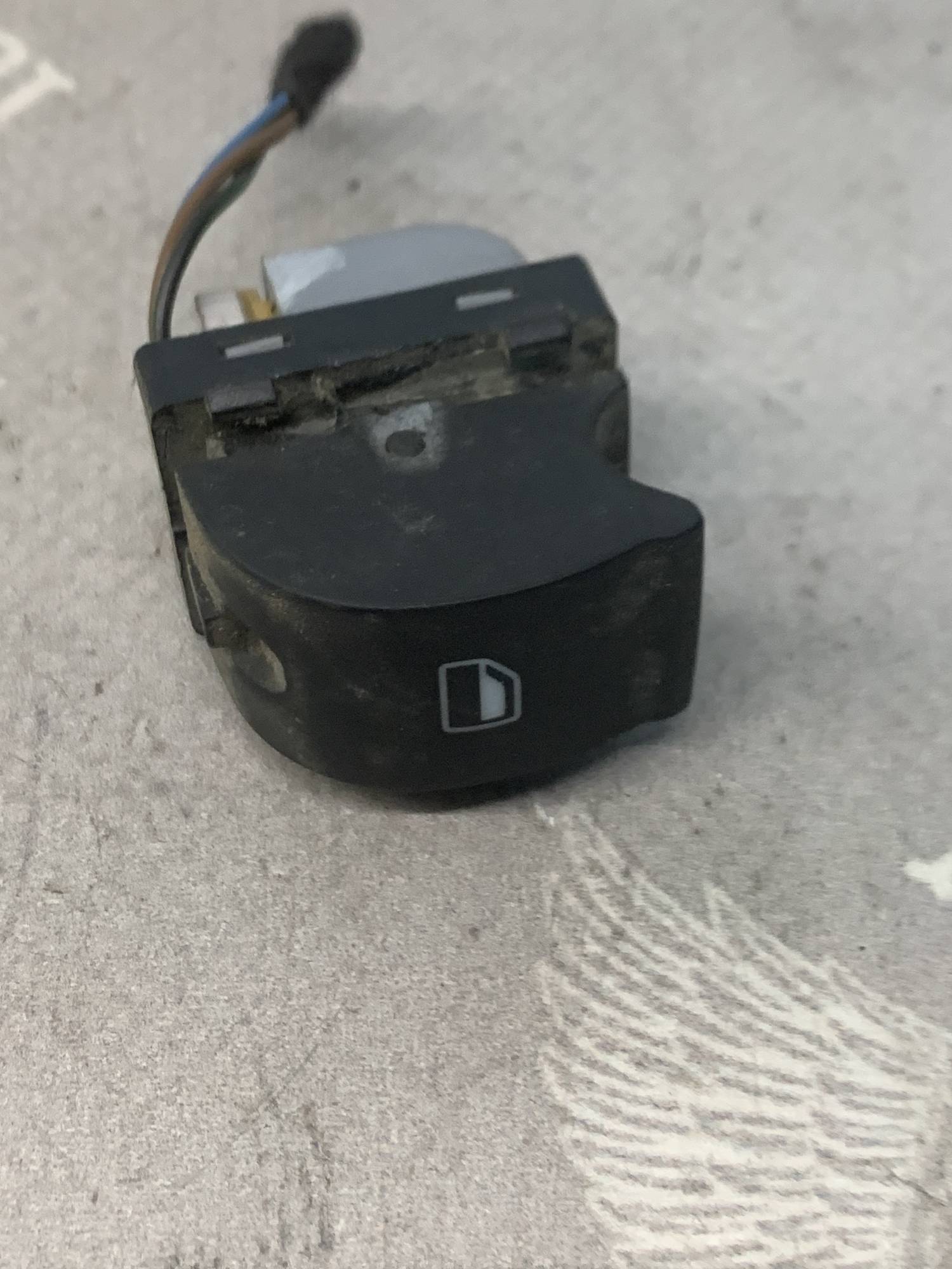 Кнопка склопідйомника Audi A6 C6 A4 B6 B7 пасажирська 8e0959855