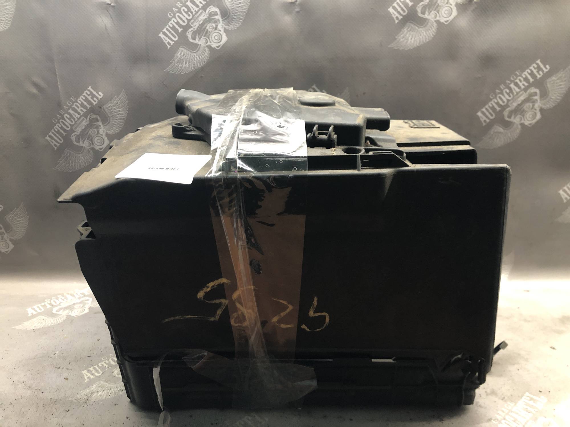 Корпус (підставка) під АКБ 9801801880 Peugeot 208