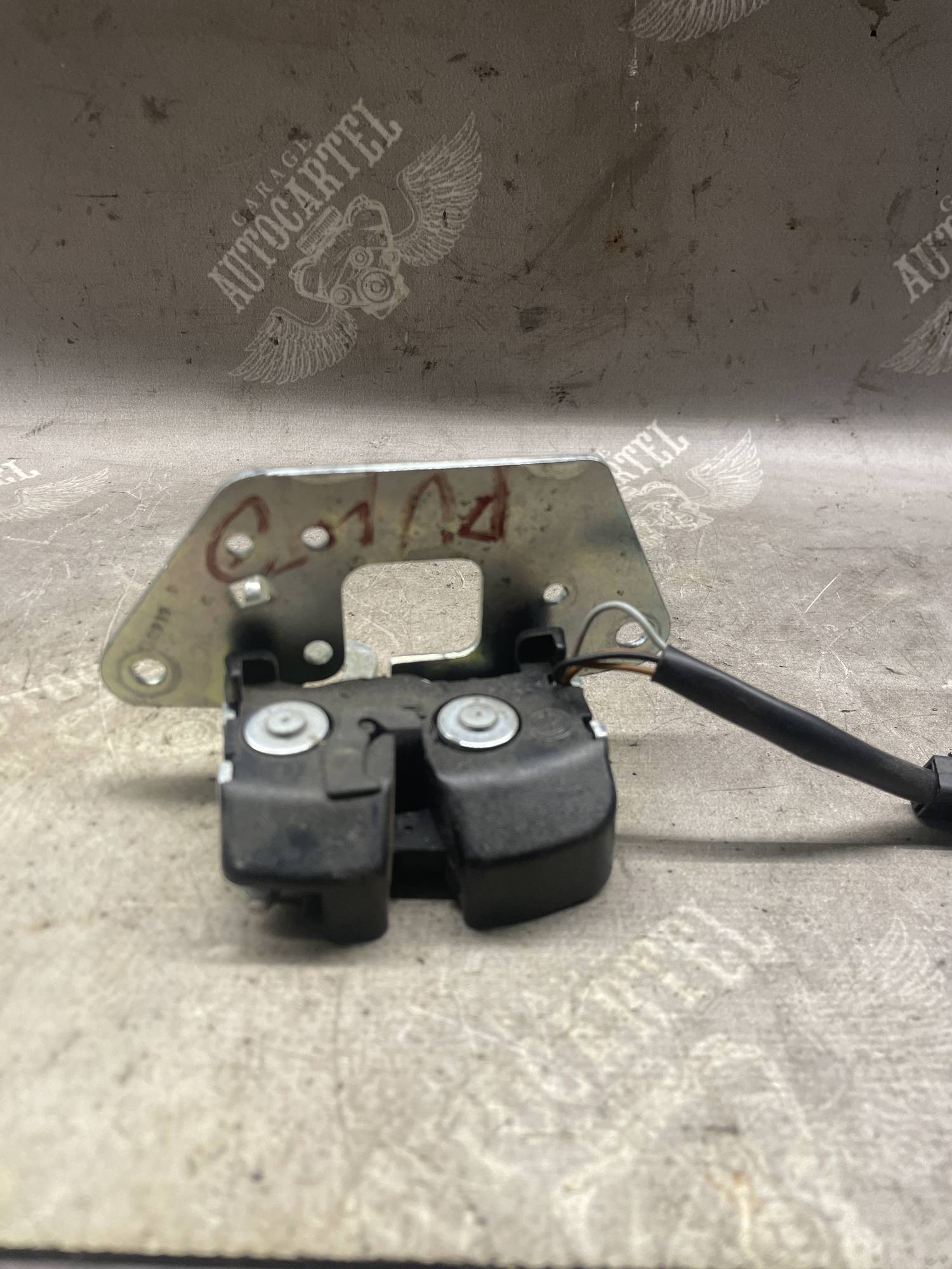 Замок кришки багажника Fiat Punto 55702917