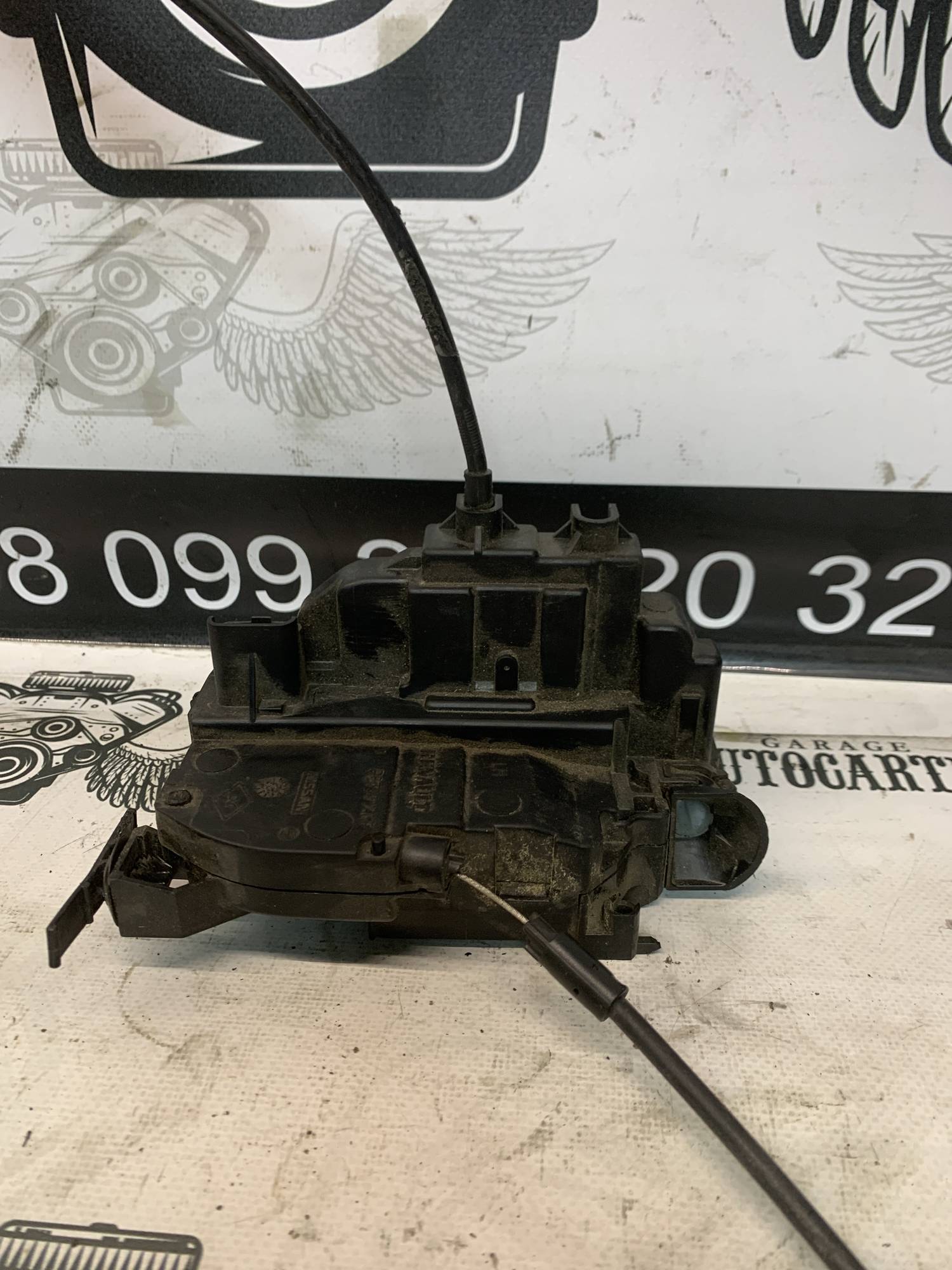 замок двері лівий передній Renault LAGUNA III 4pin 805010004r-b