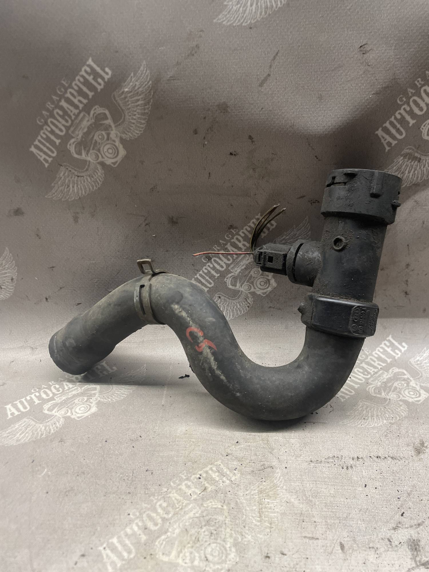 Патрубок системи охолодження Audi A4 B6 VW Passat B5 8d0121049a