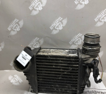 1j0145803e Рідіатор інтеркуллера Volkswagen golf 4 1.9