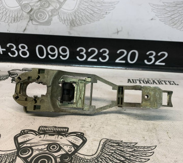 Кронштейн ручки дверей права передня Volkswagen Passat B5 Golf 4 Bora Seat Toledo 3b0837886b