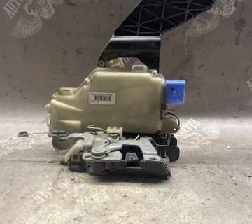 Замок передній правий Volkswagen Transporter T5 3b1837016cq