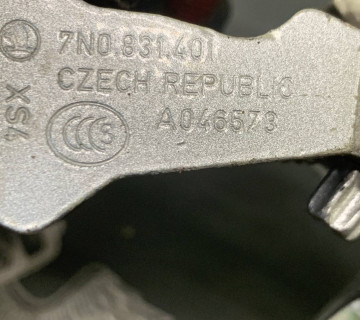 7N0831401 петля двері задньої лівої верхня vOLSKWAGEN PASSAT B7
