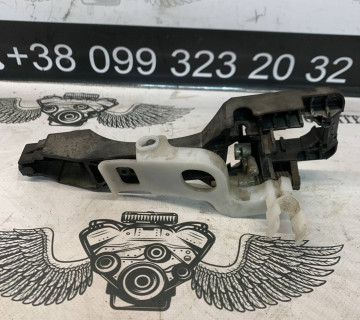 Ручка кронштейн задніх правих дверей Hyundai i30 HB 2007-2012 9045000400