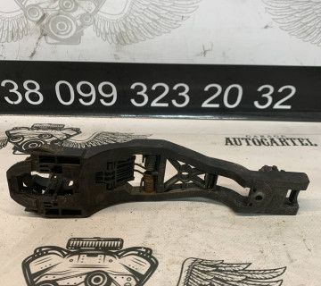 Кронштейн ручки дверей задньої правої Skoda Fabia, Octavia Tour 6y0837886
