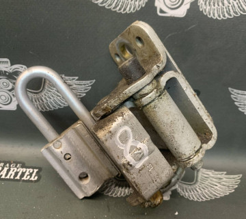 Петля задніх лівих дверей нижній Audi A4 B7 8e0833411