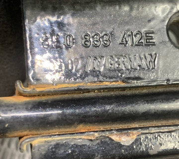 Петля дверей права задня нижня нижня 8E0833412E Audi a6 c6