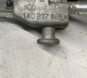 Кронштейн ручки двері передня ліва Skoda Octavia A5 Volkswagen Golf 5 Jetta 5 1k0837885a