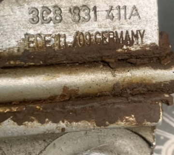 3c8831411a ПЕТЛЯ ДВЕРЕЙ ПЕРЕДНІХ ЛІВИХ НИЖНЯ VW PASSAT B6 (3C2, 3C5) 05-10 3C8831411A