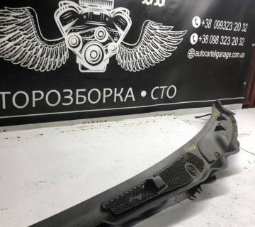 A2048302813 Декоративна накладка під лобове скло жабо Mercedes C W204 2007—2014