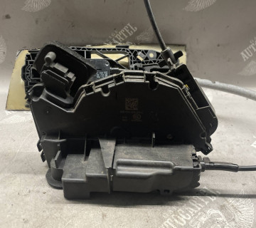 Замок двері задній правий Volkswagen Golf 7 5ta839016e