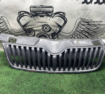 Решітка радіатора Skoda Fabia 2 рестайлінг 5j0853668c