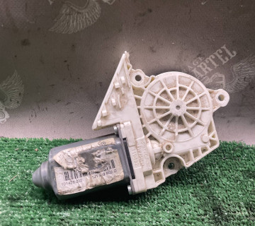 Моторчик склопідйомника передній правий Golf 4 Bora 1J1959802D