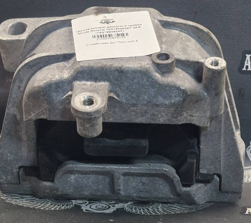 Подушка (опора) двигателя правая Skoda Octavia 1K0199262AT VAG (1K0199262AT)