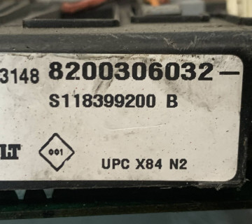 Блок запобіжників Renault Megane 2, Scenic 2 8200306032