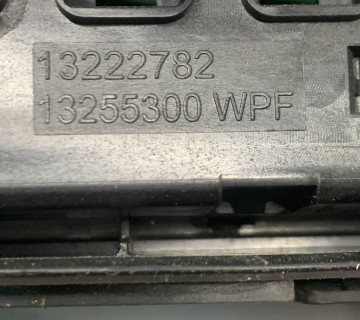 Блок запобіжників Chevrolet Cruze Malibu Opel Astra J Insignia 13222782