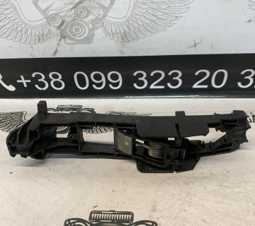 Ручка кронштейн двері права задня Mercedes W211 a2037601034