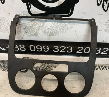 Накладка центральної консолі під магнітолу Volkswagen Golf 4 1k0858071b