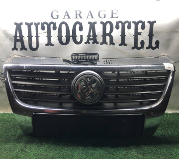 Решітка радіатора Volkswagen Passat B6 під парктронік 21117671