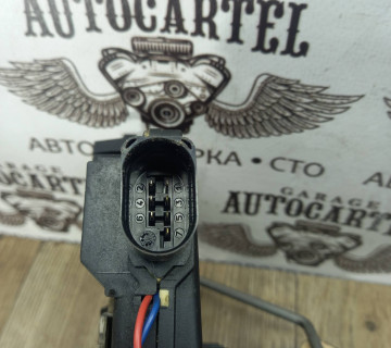 Замок дверей задній лівий Audi A6 C5 7 пінів 4B0839015D
