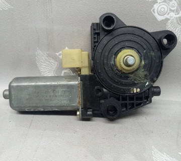 Моторчик заднього лівого склопідйомника Mercedes Benz C-class (w203) 2000 - 2007 0130822008