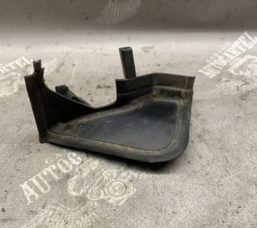 Кожух накладка петлі кришки багажника Audi A3 8P лівий 8p3827685b
