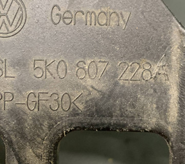 Кронштейн бампера правий Volkswagen Golf 6 5k0807228a