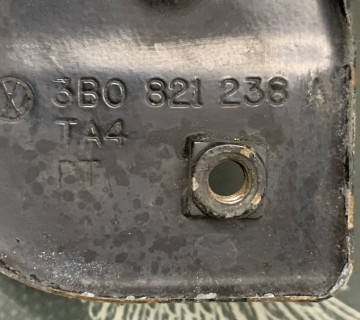 Кронштейн крила правого Volkswagen Passat B5 3b0821238a