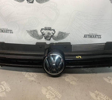 Решітка радіатора vw golf 4 1J0853655G, 21725692