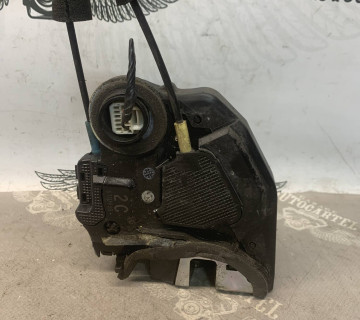 Замок двері задній правий електро Toyota Rav 4 69050-06100