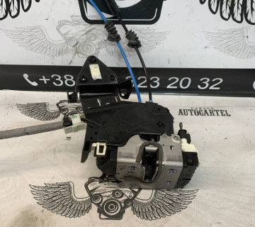 Замок двері задньої правої Mercedes W212 4pin a2047302835