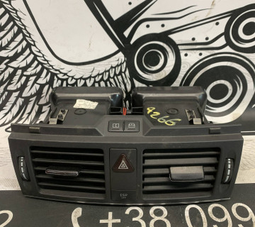 Повітряний дефлектор центральний Mercedes W204 a2048305854