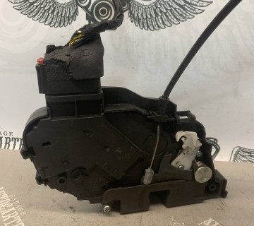 Замок двері передньої правої Volvo C30 S40 II V50 30799303