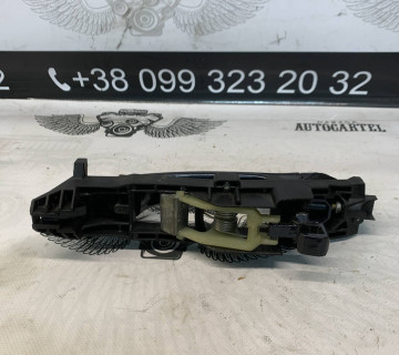 Кронштейн ручки дверей передньої правої MERCEDES-BENZ C-Class W203 A2037600234