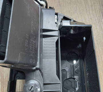 Решітка дефлектора центральна 9683265580, 9683265680 Citroen C4 Grand Picasso
