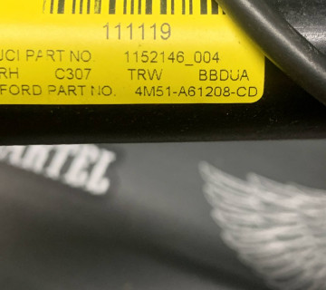 4m51-a61208-cd Натягувач застібка панелі передній правий ford focus mk2
