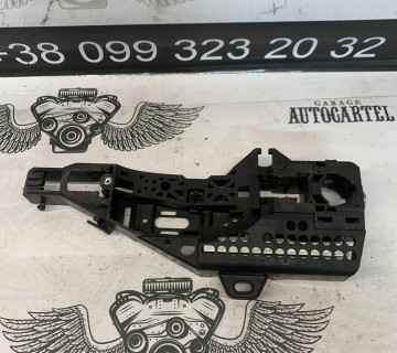 Кронштейн ручки дверей передньої лівої Renault Captur/ Clio IV/ Zoe 806079784R