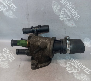 Корпус термостата Fiat Doblo / Opel Combo 1.3 Mjtd / 1.3 cdti, 55180041