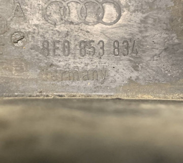 Бризковик правий задній audi a4 b6 b7 8e0853834