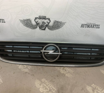 Решітка радіатора Opel Zafira A 90580685