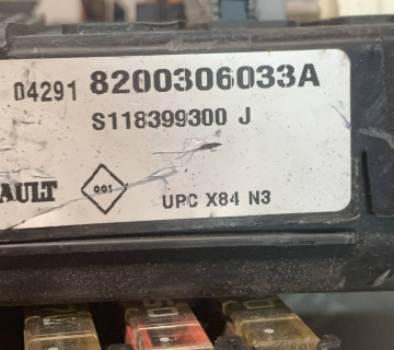 Блок запобіжників Renault Megane 2, Scenic 2, 8200306033a