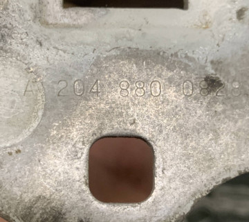 Петля капота правая Mercedes W204, W212 A2048800828