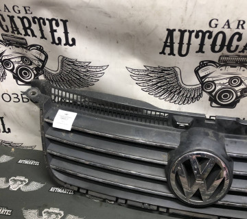 Решітка радіатора Volkswagen Passat B5 3B0853651H