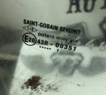 Скло двері переднє праве Renault Sandero 2007-2013 8200733026