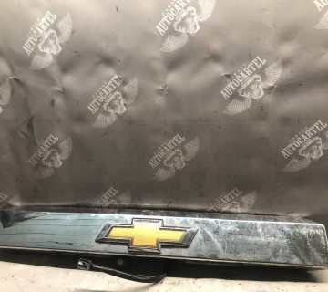 95941685 декоративна накладка кришки багажника Chevrolet Orlando
