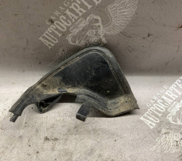 Кожух накладка петлі кришки багажника правий Audi A3 8P 8p3827686b
