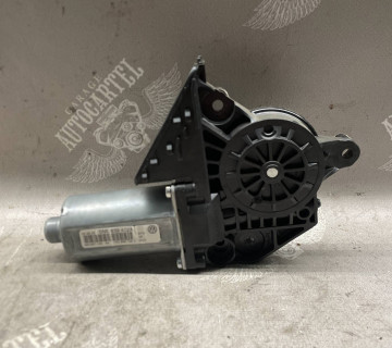 Моторчик склопідйомника задній правий Vw Golf 5 plus 5m0839402a