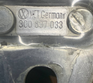 3c0837033 петля замка дверей передня Volkswagen Passat B6 2005-2010